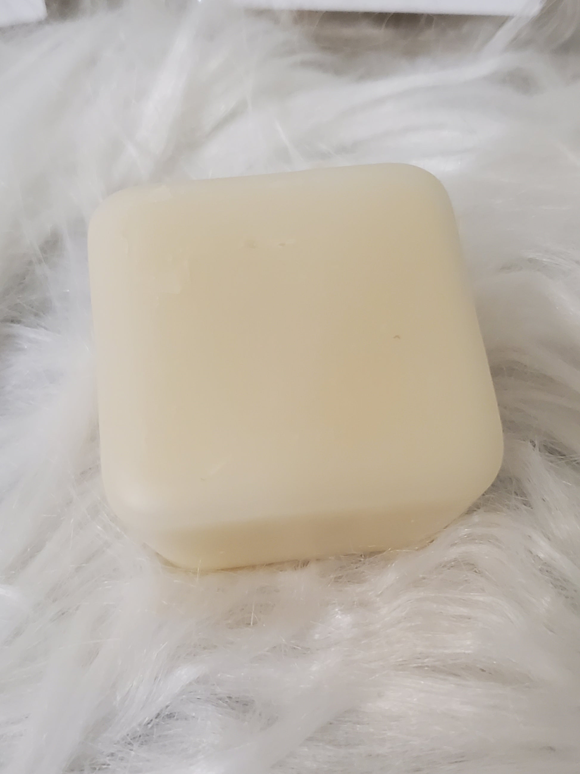 Sample-sized wax melts for you to enjoy. Every flavor will now be offered as a sample size as well as a full clamshell. You will be able to choose from any scent or a maker's mystery scent. Our wax melts are made of high-quality soy wax, beeswax, and fragrance oils. Order ship within 2 business so you can start enjoying them sooner.