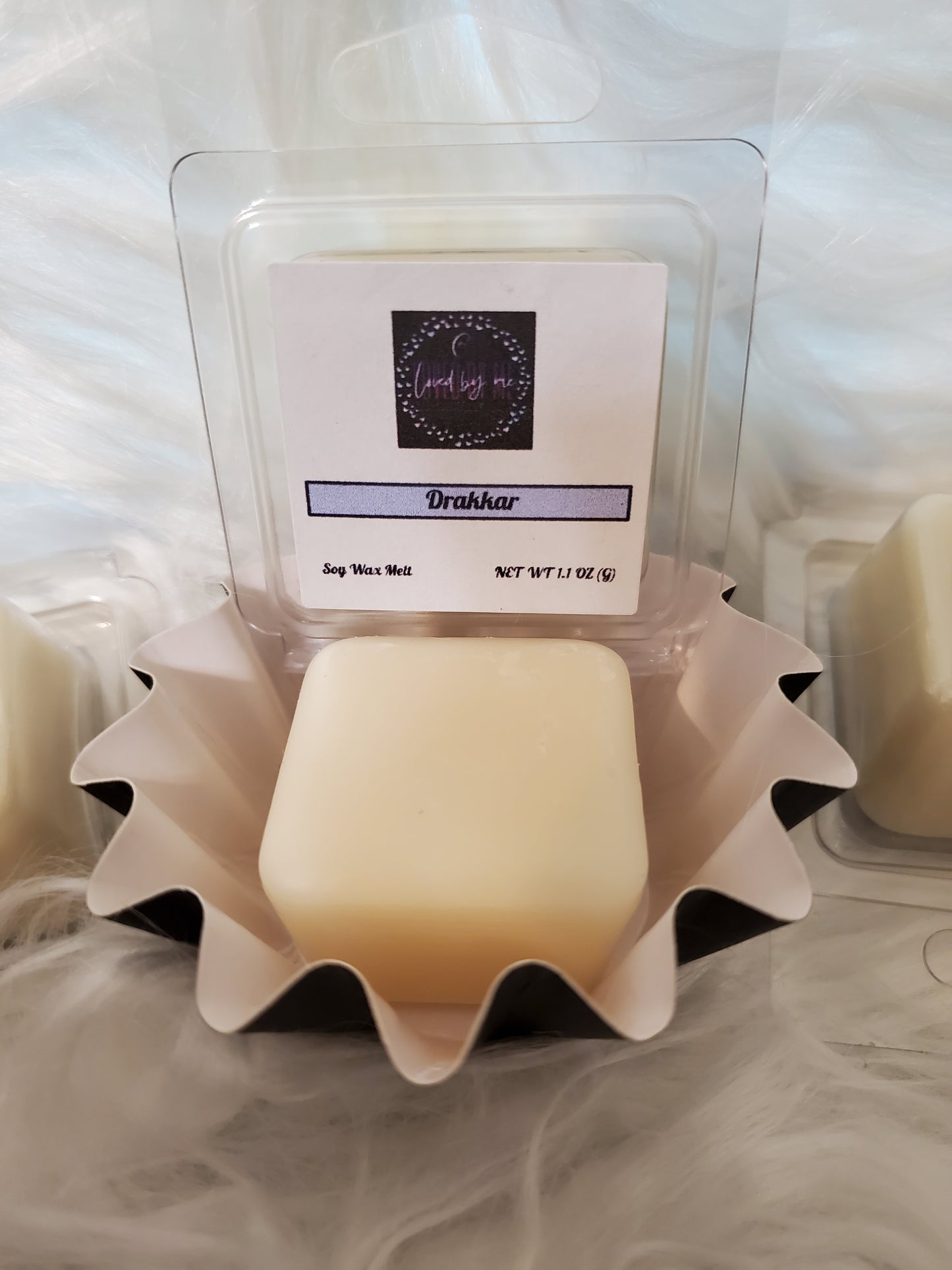 Sample-sized wax melts for you to enjoy. Every flavor will now be offered as a sample size as well as a full clamshell. You will be able to choose from any scent or a maker's mystery scent. Our wax melts are made of high-quality soy wax, beeswax, and fragrance oils. Order ship within 2 business so you can start enjoying them sooner.